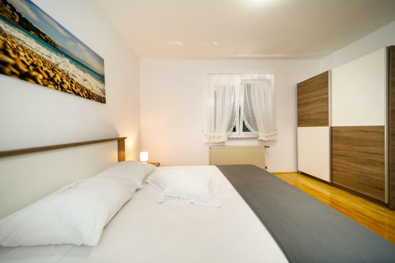 Apartment Anton Krk Town Luaran gambar