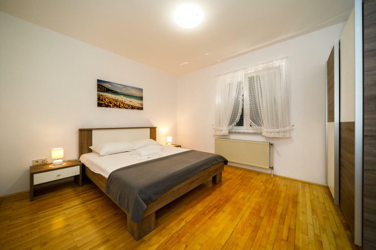 Apartment Anton Krk Town Luaran gambar
