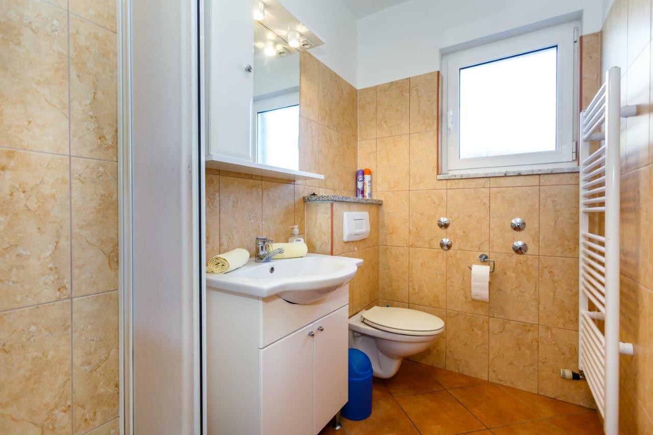 Apartment Anton Krk Town Luaran gambar