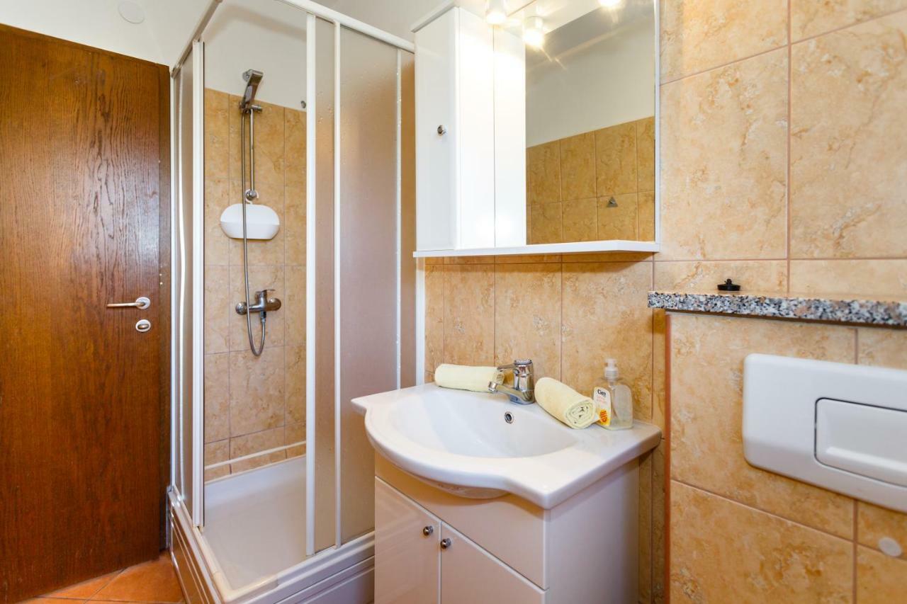 Apartment Anton Krk Town Luaran gambar