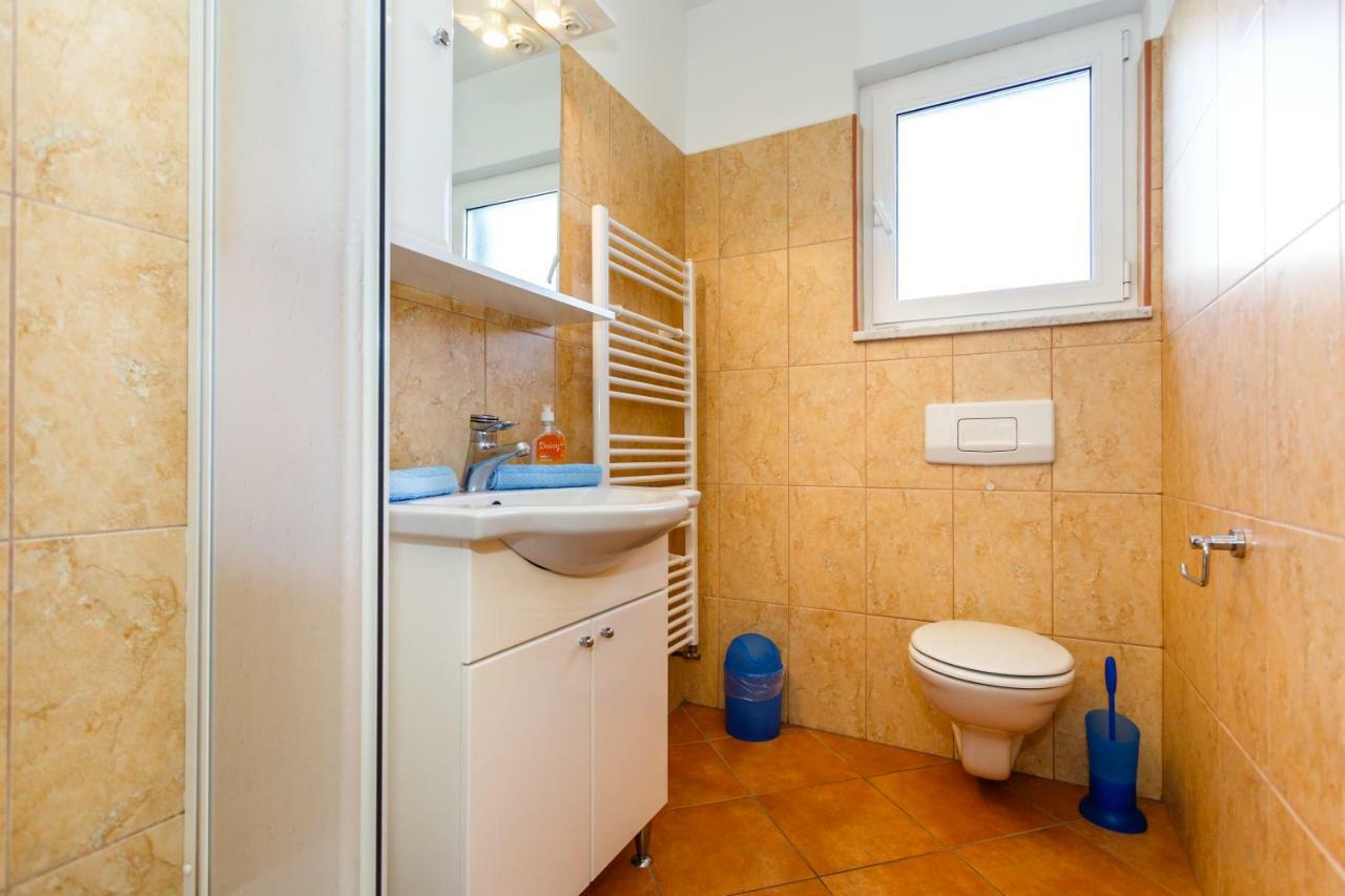 Apartment Anton Krk Town Luaran gambar